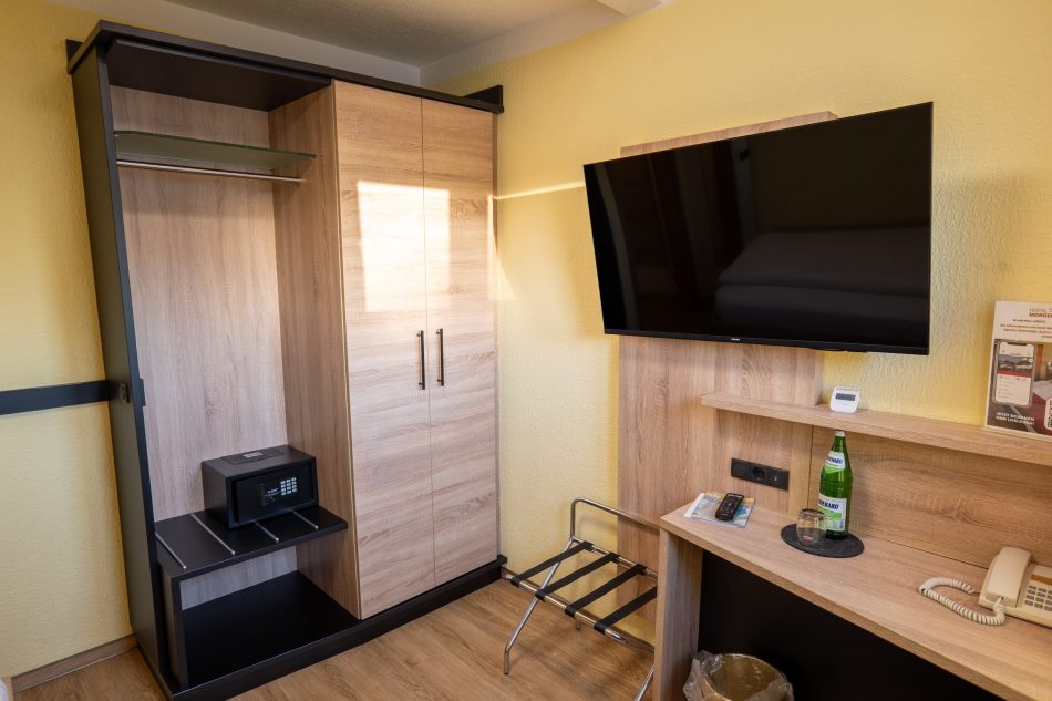 Fernseher, Regal und Tresor