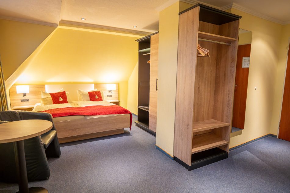 Doppelbett und Kleiderschrank